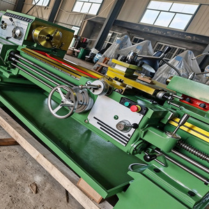 Torno horizontal manual común con bancada extendida, tosquiador fijo y tosquiador móvil para trabajos de torneado de ejes largos - Product Image 4