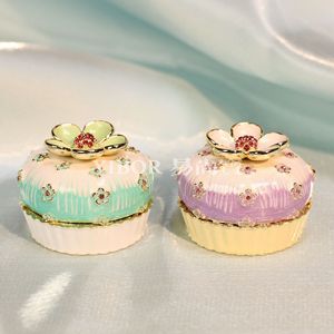 Scatola Portagioie in Lega Smaltata Placcata Oro Stile Lusso Leggero, Mini Scatola Porta Anelli a Forma di Torta, <span class=keywords><strong>Regalo</strong></span> per San Valentino e <span class=keywords><strong>Laurea</strong></span> - Product Image 3