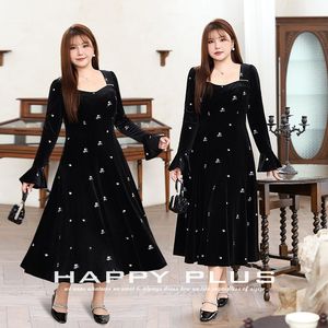 ชุดเดรสกำมะหยี่แฮปปี้พลัส คอเหลี่ยม แขนยาว ทรงเข้ารูป ไซส์พลัส สำหรับผู้หญิง พร้อมงานปักมุก ลายดอกไม้ สีดำ รุ่น N9049 - Product Image 3