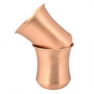 Elegante Vaso de Cobre con Silueta Curva, Acabado Liso, Hecho a Mano, Vajilla India Distintiva para Servir Agua Diariamente - Product Image 4