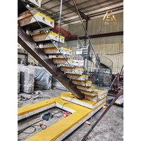 Escalier en acier préfabriqué en tube carré de l'usine de Foshan, marches en bois massif pour la rénovation de maisons résidentielles