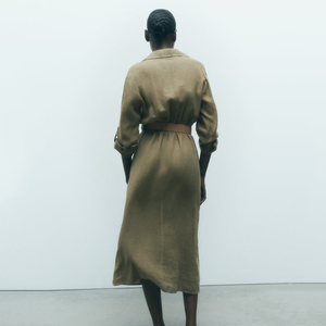 Vente en gros de robe longue décontractée à col en V en coton et lin à la mode robe chemise pour femmes de couleur unie à manches retroussées avec ceinture - Product Image 3