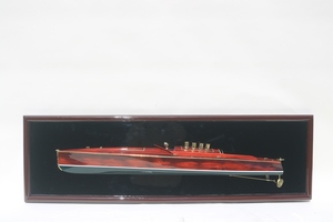 Modèle de bateau à moteur classique en bois artisanal GIA NHIEN Premium dans un coffret de présentation, décoration murale de luxe pour la maison ou le bureau - Product Image 3
