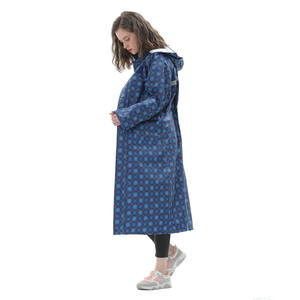 usine personnalisé en gros bonne qualité mode adultes longue veste de pluie à capuche imperméables imperméables polyester mantea - Product Image 2