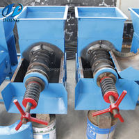 Kleine schroefpalmoliepersmachine voor de verwerking van rode palmolie, aangedreven door een dieselmotor.