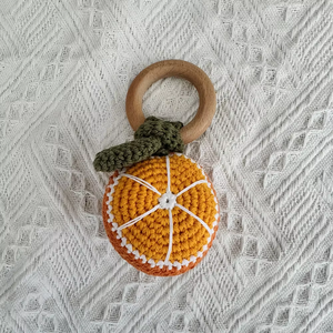 Vente chaude 2025 : Anneau de <span class=keywords><strong>dentition</strong></span> sensoriel en bois de hêtre et jouets hochets à fruits pour bébés, en coton doux 100% tricoté au crochet - Product Image 2