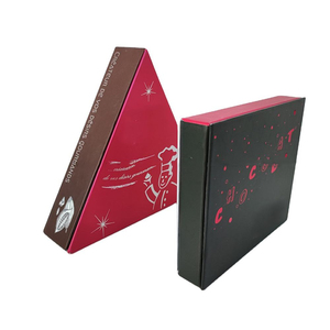 Boîte cadeau rigide en papier de forme triangulaire unique personnalisée avec couvercle imprimé sur mesure et diviseurs internes pour chocolats ou bonbons gastronomiques - Product Image 1