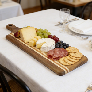 Tabla de Madera de Arce y Nogal Negro para Servir Charcutería y Quesos, con Logotipo Personalizado de Natural House y Orificio para Colgar - Product Image 3