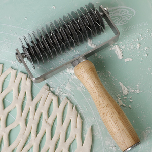 Couteau à pâte en acier inoxydable avec manche en bois, rouleau à pâte pour tarte et pizza, coupe-pâte en treillis, rouleau à croûte de pâte - Product Image 1