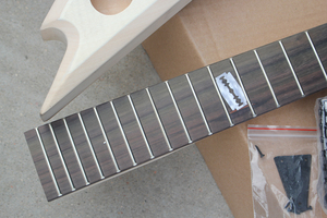 Flyoung Kits de guitarra semiterminados inusuales DIY con chapa de arce y puente fijo, herrajes negros - Product Image 4