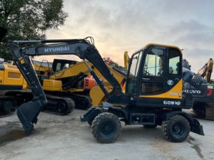 Mini-excavatrice compacte d'occasion Hyundai Corée 6 tonnes sur roues 60W 60Wvs, certifiée CE - Product Image 4