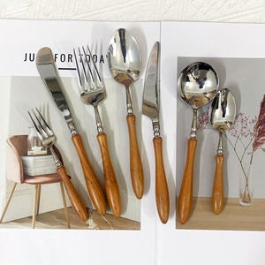 Ensemble de couverts de luxe léger en acier inoxydable 304 avec manche en bois de rose, style européen, design nordique rétro, pour steak et cuisine occidentale, de l'atelier de Guangzhou - Product Image 1