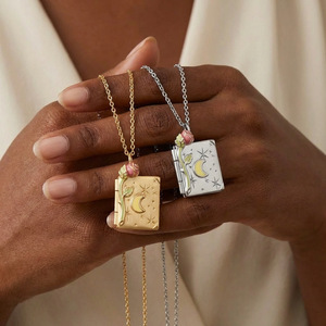Collana con Medaglione a Forma di Libro Personalizzata per Donne e Ragazze, in Ottone Placcato Oro 18k, Portafoto, Regalo Personalizzato per Donne - Product Image 3