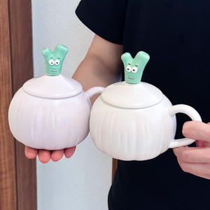 Taza de Cerámica con Forma de Ajo, con Tapa y Asa, Diseño de Dibujos Animados, Blanca y Morado Claro, para Uso Doméstico o Regalo, Verano 2025 - Product Image 1