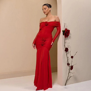 Robe longue plissée rouge à épaules dénudées, motif floral, coupe ajustée, style soirée, avec superposition transparente - Product Image 1
