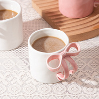 Mug en porcelaine peint personnalisable de 260 ml avec anse en ruban nœud papillon – Design moderne, compatible lave-vaisselle et micro-ondes, idéal pour le thé