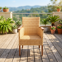 Chaise de jardin scandinave minimaliste en rotin avec accoudoirs en teck et pieds effilés - Meuble durable pour l'extérieur et le salon