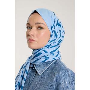 ผ้าพันคอไหมพิมพ์ลายดิจิตอลสีฟ้าอ่อนรูปตัววีสำหรับผู้หญิง ใช้งานได้หลากหลาย - Product Image 1