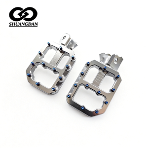 พักเท้าอะลูมิเนียม CNC กว้าง 62 มม. สีฟ้าเคลือบอะโนไดซ์ พร้อมปุ่มกันลื่น สำหรับรถมอเตอร์ไซค์วิบาก Sur Ron Light Bee - Product Image 4