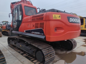 Excavatrice sur chenilles <span class=keywords><strong>Doo</strong></span>-san DX225LC-9C, 22 tonnes, godet de 1,05 m³, moteur DL06 de 115 kW, <span class=keywords><strong>occasion</strong></span>, usage intensif, à vendre - Product Image 1