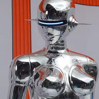 Lámpara de pie de fibra de vidrio con forma de robot femenino, cromo brillante, luz azul, para crear una atmósfera natural.