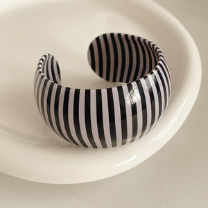 Pulsera Ancha Abierta de Acrílico con Rayas Geométricas de Moda - Accesorio Exagerado de Alta Gama, Único y de Nicho, Marca HR, Unisex - Product Image 5