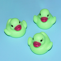 Cadeau promotionnel bébé bain piscine flottant jouet coloré sûr lueur Miniature caoutchouc Silicone Led canard