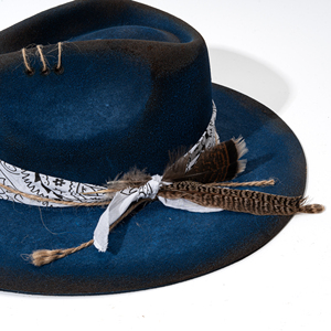 Sombrero Vaquero de Fieltro de Lana 100% Premium, Estilo Western, con Acabado Desgastado y Decoración de Plumas, con Pañuelo Bandana para Mujer - Product Image 2