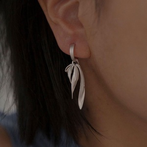 Boucles d'oreilles pendantes haut de gamme pour femmes, design polyvalent avec nœud en ruban, nouveau style tendance - Product Image 2