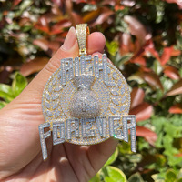 Collier Hip Hop pour Homme en Laiton avec Pendentif Lettre 'Rich Forever' et Breloque Sac d'Argent, entièrement serti de Zircone Cubique Micro-Pavée, Bijoux Fins