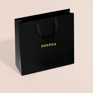 Bolsa de compras de papel laminado negro de lujo personalizado con asa de cinta, bolsa de embalaje de regalo impresa con logotipo de Sonpha para <span class=keywords><strong>Boutique</strong></span> - Product Image 1