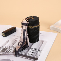 Mode dessin animé PU Saffiano cuir Mini cosmétiques porte-clés sac avec couleur personnalisée et Logo Durable rond tubulaire rouge à lèvres étui