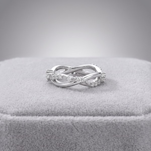Anillo de compromiso de diamante sintético VVS de corte redondo de lujo, anillo de diamantes ondulado de oro blanco de 14K/18K personalizado, anillo de joyería fina. - Product Image 1
