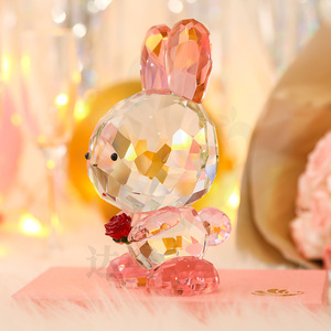 Ornement de lapin en cristal artificiel rose avec rose rouge, collection de décoration pour la Saint-Valentin - Product Image 2