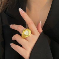Montre-Bague Digitale en Gros, Véritable Cadran Cœur Minimaliste en Acier Plaqué Or, Petite Montre-Bague Ronde pour Doigt