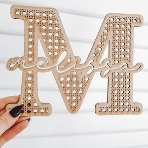 Plaques en bois personnalisées avec nom, style rotin imprimé classique, décoration de campagne en une seule pièce, fabriquées en Chine - Product Image 1