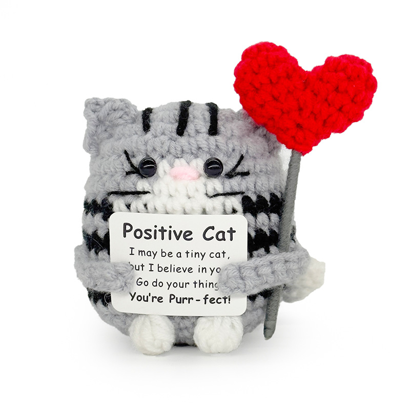 Chat gris tenant un coeur
