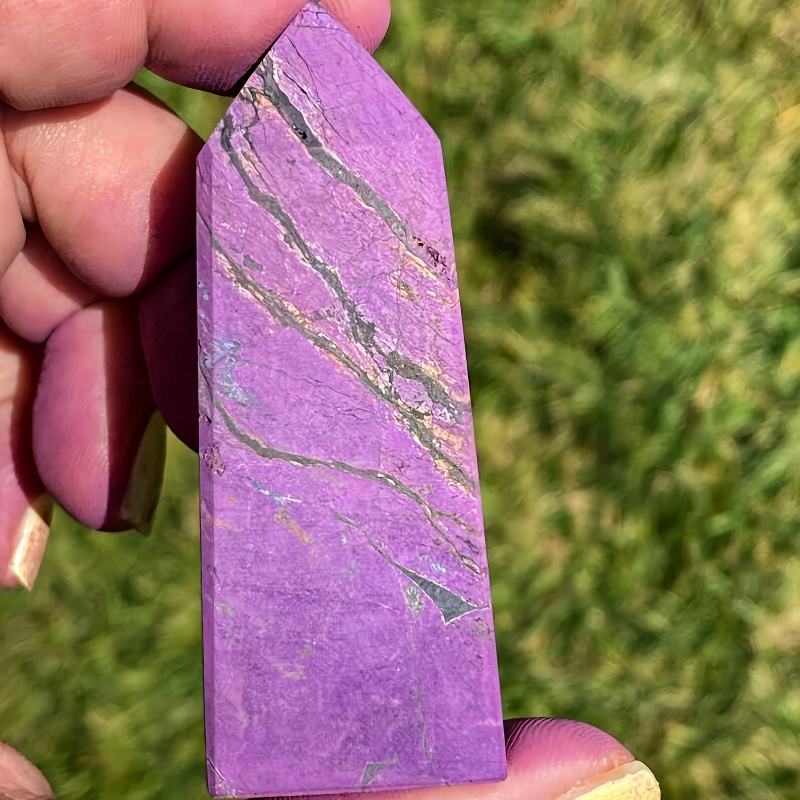 เสาหินม่วงพิวร์เพอร์ไรต์และแคลไซต์สีม่วง