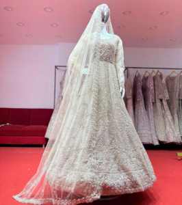 Lehenga Largo de Tela de Red Premium con Intrincados Adornos Hechos a Mano y Detalles de Piedras, Elegante Estilo Nupcial para Bodas y Celebraciones - Product Image 3