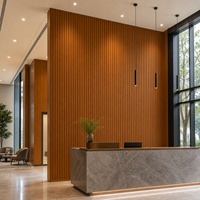 Revêtement mural intérieur WYRAX en WPC, aspect teck, avec film décoratif en PVC pour l'accueil des hôtels de charme