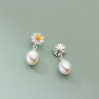 925 Sterling Silber Kleine Gänseblümchen-Form Natürliche Süßwasserperlen-Anhänger Hängende Ohrringe Damen Mode Schmuck Ohrhänger