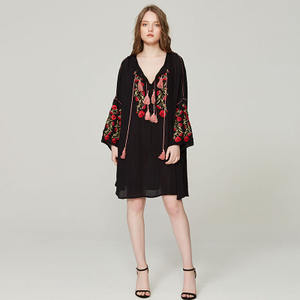 Camicia ricamata con scollo a v <span class=keywords><strong>abito</strong></span> da donna nuovo stile etnico europeo ricamato con frange a <span class=keywords><strong>fiori</strong></span> con coulisse ampia blusa - Product Image 3
