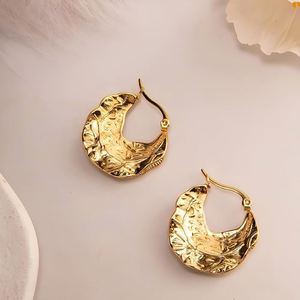 Parure de bijoux classique plaquée or 18 carats en acier inoxydable, motif martelé personnalisé, collier, boucles d'oreilles et fermoir, idéale pour les fêtes et les cadeaux - Product Image 4