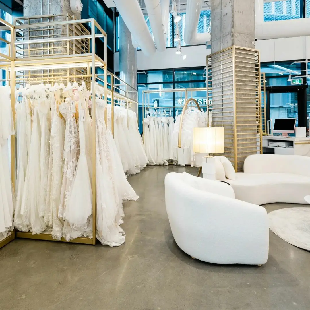 Modernes Design Hochzeit Shop Counter Kleid Rock Schweres Gold Hochzeits kleid Regal Luxus Display Rack Möbel für Bekleidungs geschäft