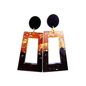 ต่างหูห่วงเรซิ่นลายเรขาคณิตสุดหรู พร้อมอะคริลิกชุบทอง งานแฮนด์เมด ดีไซน์เครื่องประดับสำหรับผู้หญิง เหมาะสำหรับงานปาร์ตี้และงานแต่งงานสุดอินเทรนด์ - Product Image 1