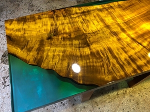 <span class=keywords><strong>Mesa</strong></span> de Resina Epoxi Verde y Madera de Seda Dorada - Juego de Comedor Completo con Diseño de Borde Natural - Product Image 3