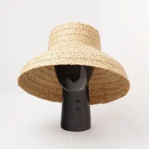 Шляпа из рафии с широкими полями для отдыха на открытом воздухе