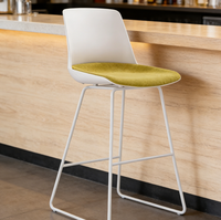 Le cadre de chaise ergonomique moderne pour l'administration est fabriqué avec des tiges solides et robustes.