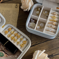 Großhandel: Maßgeschneiderte Schmuckbox aus Plüschstoff mit Reißverschluss – Kleine Reise-Schmuckschatulle für Ringe, Ohrringe und Halsketten