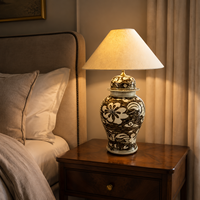 Lampe de table en céramique Chinoiserie marron et blanc à motif floral, base en céramique peinte à la main avec abat-jour en lin pour une décoration intérieure neutre